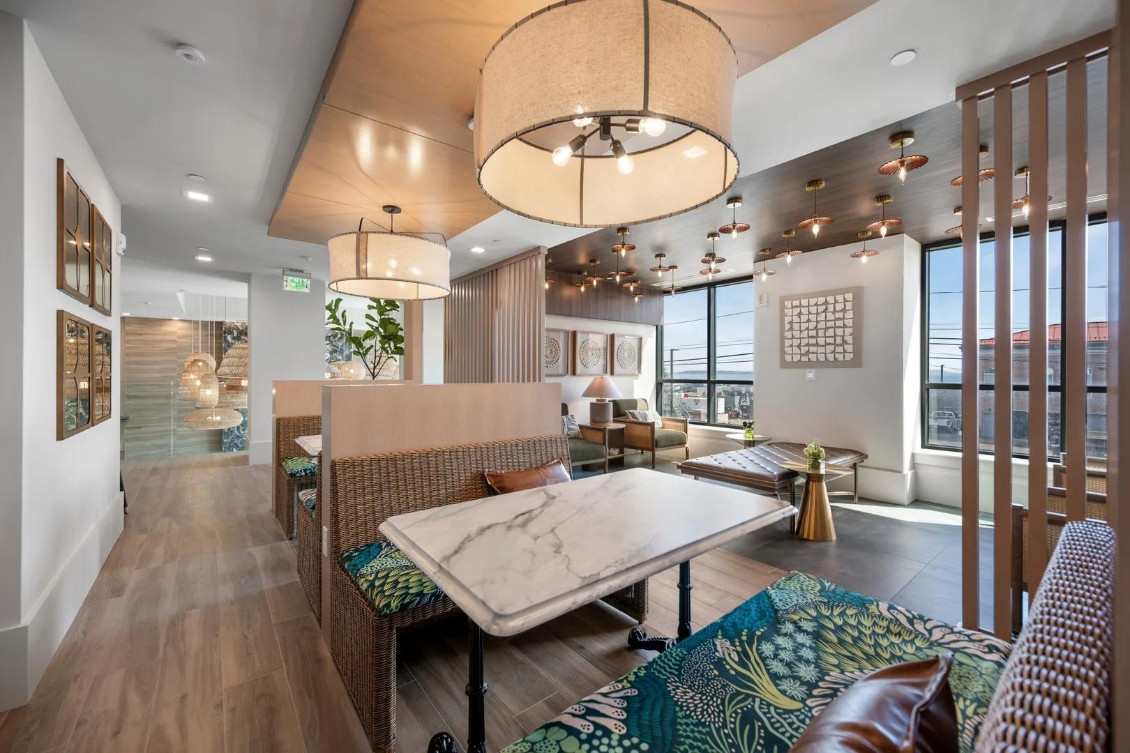 Revio_INT_Amenities_CoworkingLoungeBoothTablesWithWindowView_Gunnar_Sept2025